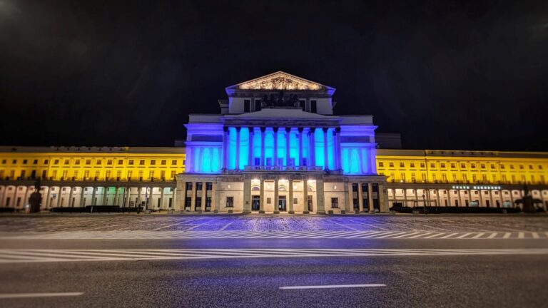 Varsói Nemzeti Opera ukrán nemzeti színekkel kivilágítva - forrás: az intézmény FB-oldala