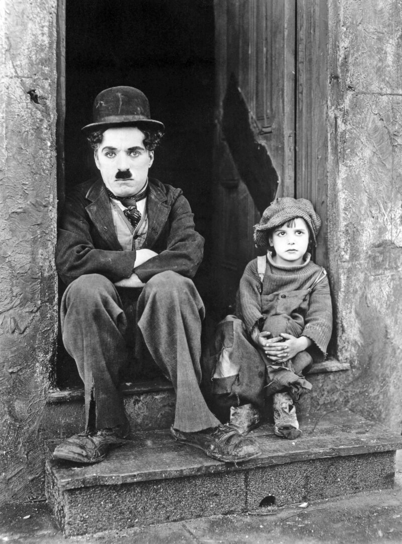 Charlie Chaplin A kölyök című filmben - forrás: wikipedia