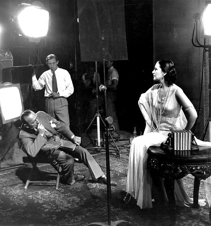 Curtiz éppen egy beállításon gondolkozik Lil Dagoverrel a jelenetben az I Spy című filmben, 1932-ben - forrás: wikipedia