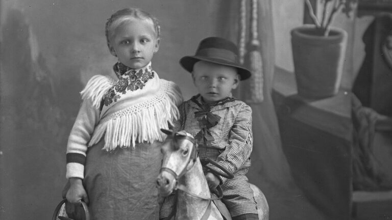Kislány és kisfiú Borsy Béla felvétele Rákospalota, 1911-1920 között üvegnegatív, 12x16,5 cm Néprajzi Múzeum