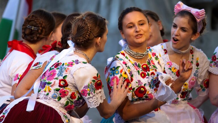 Kalocsai népviselekbe öltözött lányok - forrás: Duna Karnevál