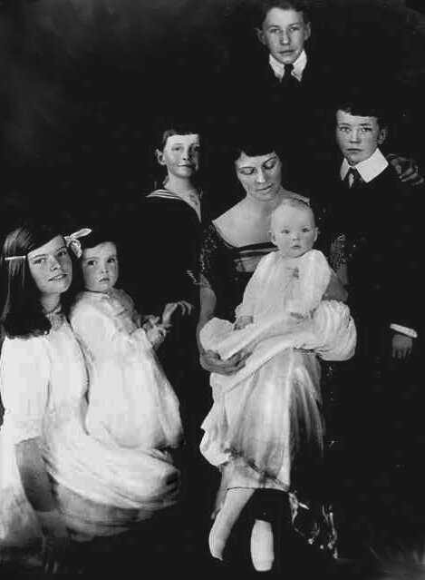 A Hepburn család, balról jobbra Katharine, Marion, Robert, Thomas és Richard. Középen az édesanya, Katharine, ölében Margarettel (1921) - forrás: wikipedia / közkincs