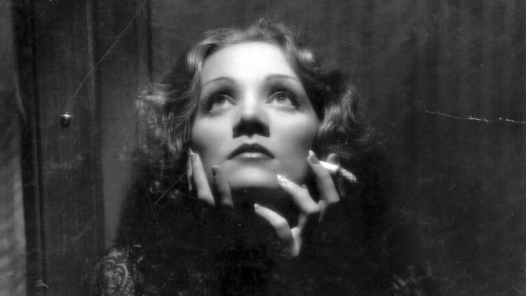 Josef von Sternberg különleges fényeket használt, hogy kiemelje Dietrich alakját a Shanghai Express (1932) című filmben - fotó: Don English /forrás: wikipedia/közkincs