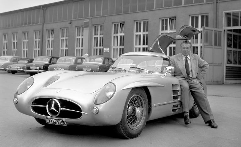 Rudolf Uhlenhaut főmérnök 1955-ben a frissen elkészült autóval – forrás: Mercedes-Benz