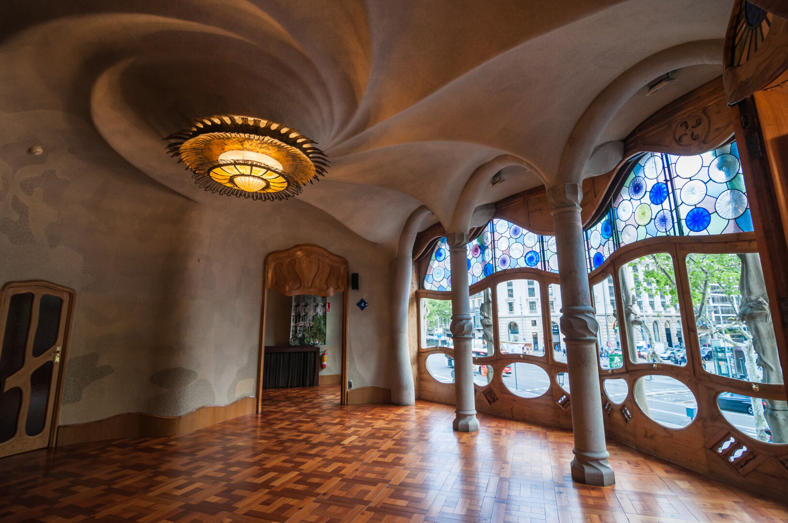 Az Antoni Gaudí tervezte Casa Batlló földszinti szalonja - forrás: wikipedia