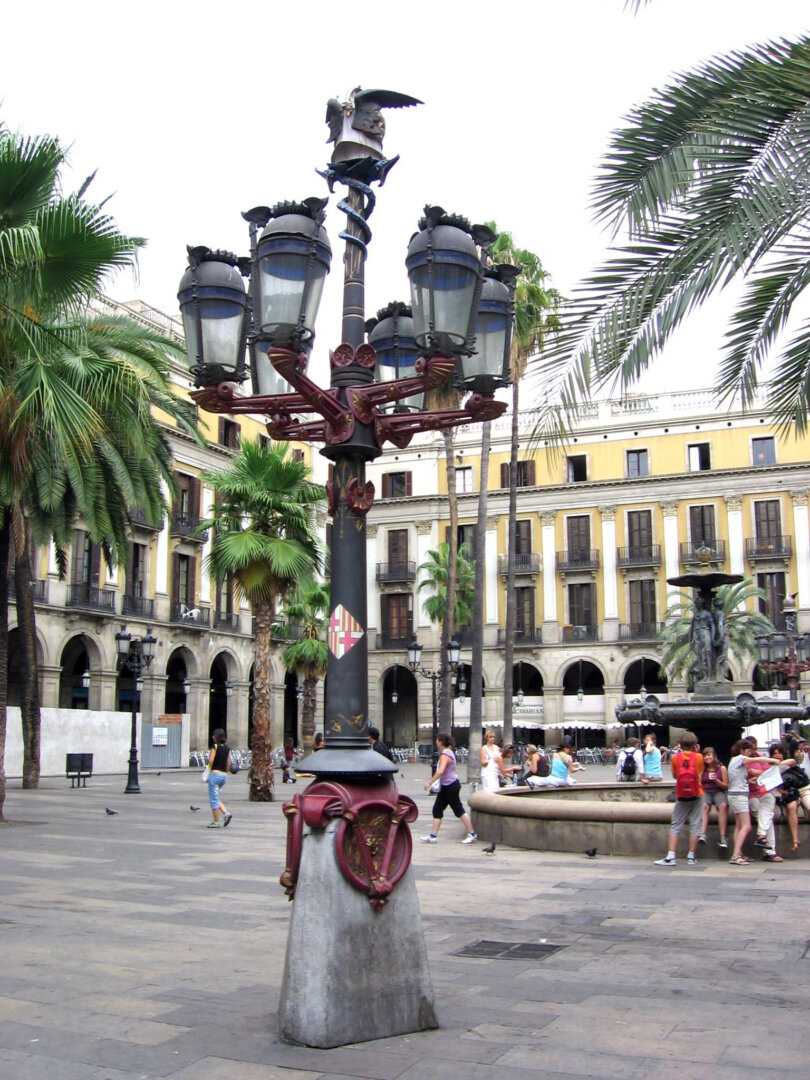 Utcai lámpa a barcelonai Plaza Realban, Antoni Gaudí - forrás: wikipedia
