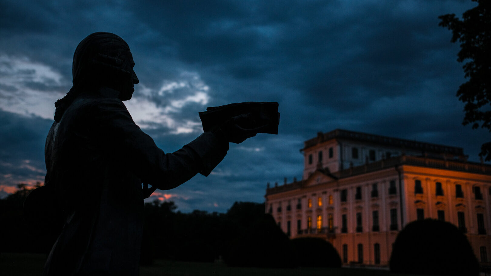 Haydn-szobor a fertődi Esterházy-kastély kertjében – fotó: Márkos Tamás