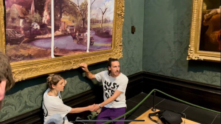 John Constable egy képéhez ragasztotta magát két klímaaktivista Londonban - forrás: Twitter