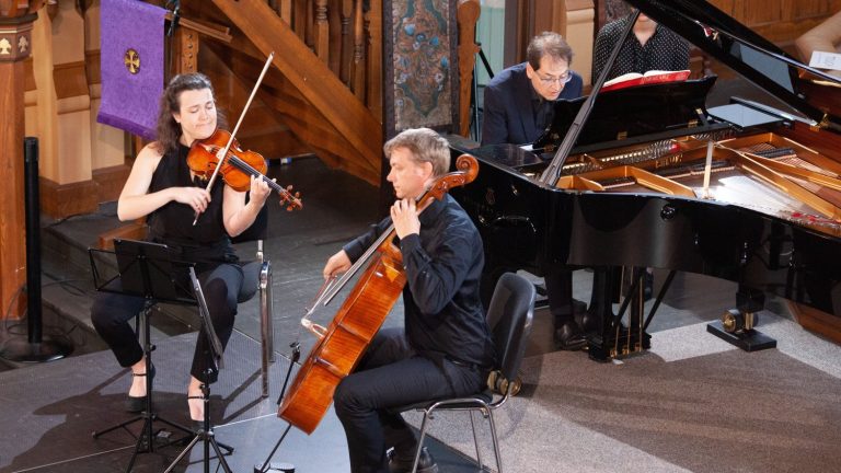 Várjon Dénes (zongora), Laura Custodio Sabas (hegedű) és Jan Clemens Carlsen (cselló) – forrás: Lofoten Zongorafesztivál