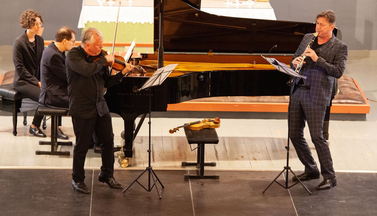 Várjon Dénes (zongora), Klenyán Csaba (klarinét) és Arvid Engegård (hegedű) – forrás: Lofoten Zongorafesztivál