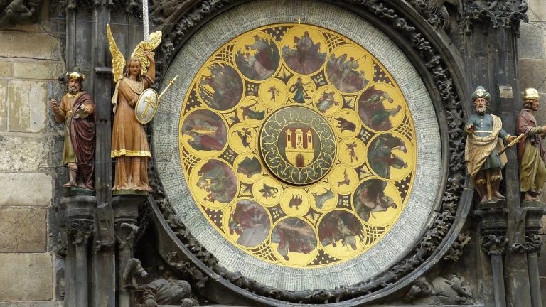 Az Orloj Prágában az Óvárosi téren, a prágai városháza oldalán található óramű és annak kalendáriuma - forrás: wikipedia