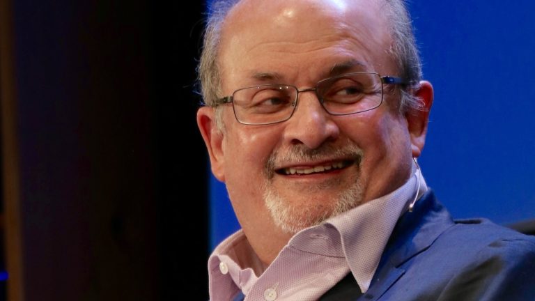 Salman Rushdie 2016-ban a Hayfesztiválon - forrás: wikipedia