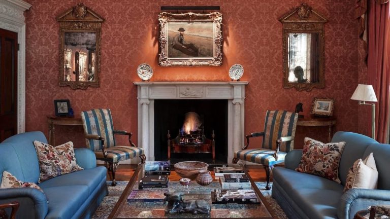 A londoni lakás nappalija, a kandalló felett Degas festményével – forrás: Sotheby’s