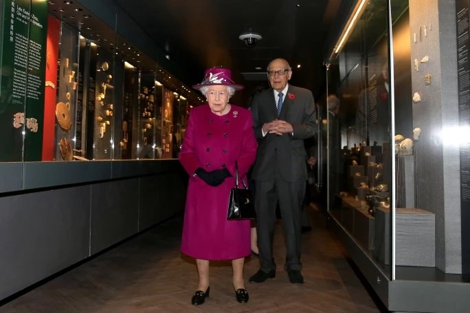 Joseph Hotung bemutatja II. Erzsébet királynőnek a később a British Museumnak adományozott jáde-gyűjteményét – forrás: Sotheby’s