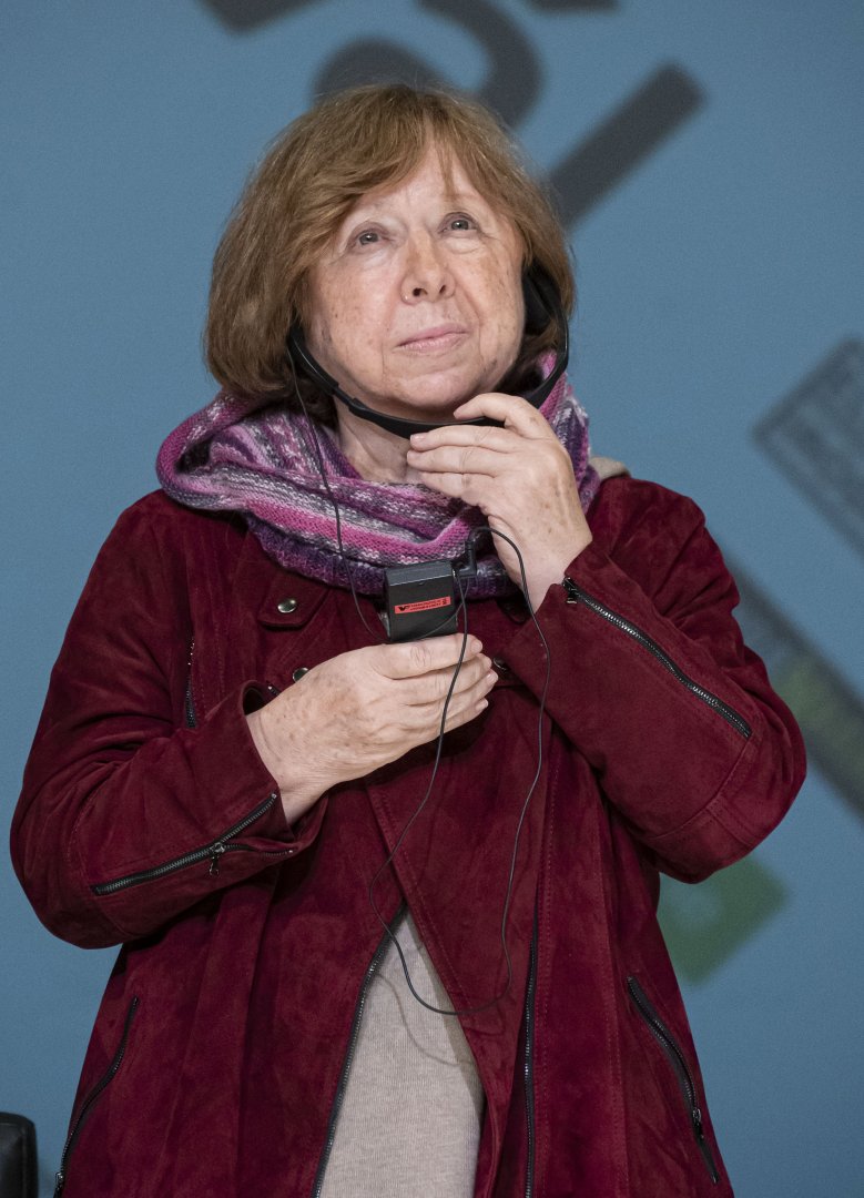 Szvetlana Alekszijevics Nobel-díjas belorusz írónak, oknyomozó újságíró a Budapesti Nemzetközi Könyvfesztivál megnyitóján - fotó: MTI/Szigetváry Zsolt