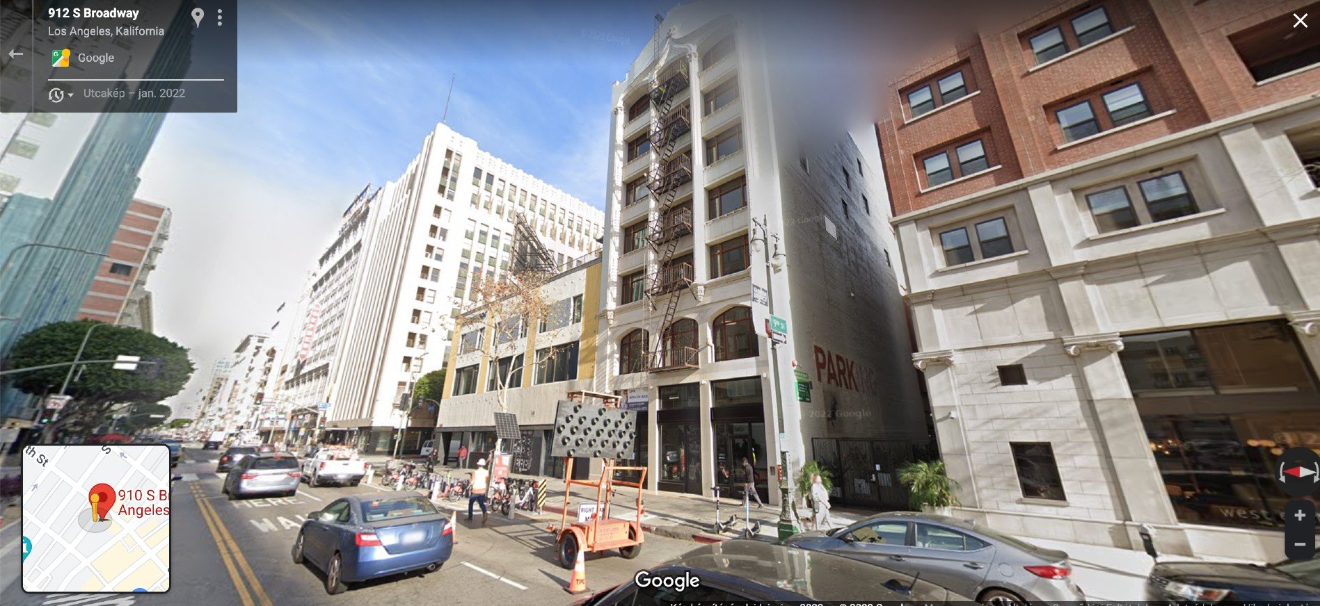 A Los Angeles-i S. Broadway utcaképe a Google Street Wiew alkalmazásában, középen a 910-es számú, hatemeletes épület, oldalfalán Banksy graffitijével – forrás: Google Street Wiew