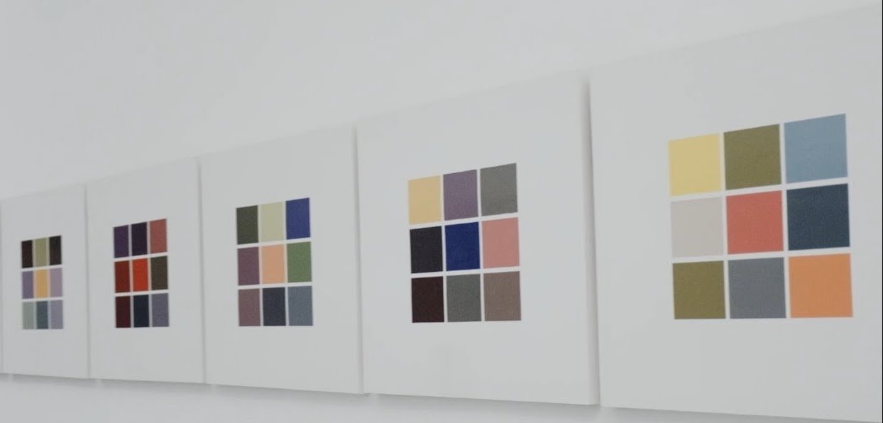 Festmények Gerhard Richter „szín-pixeles” sorozatából a Magyar Nemzeti Galéria kiállításán – forrás: MNG