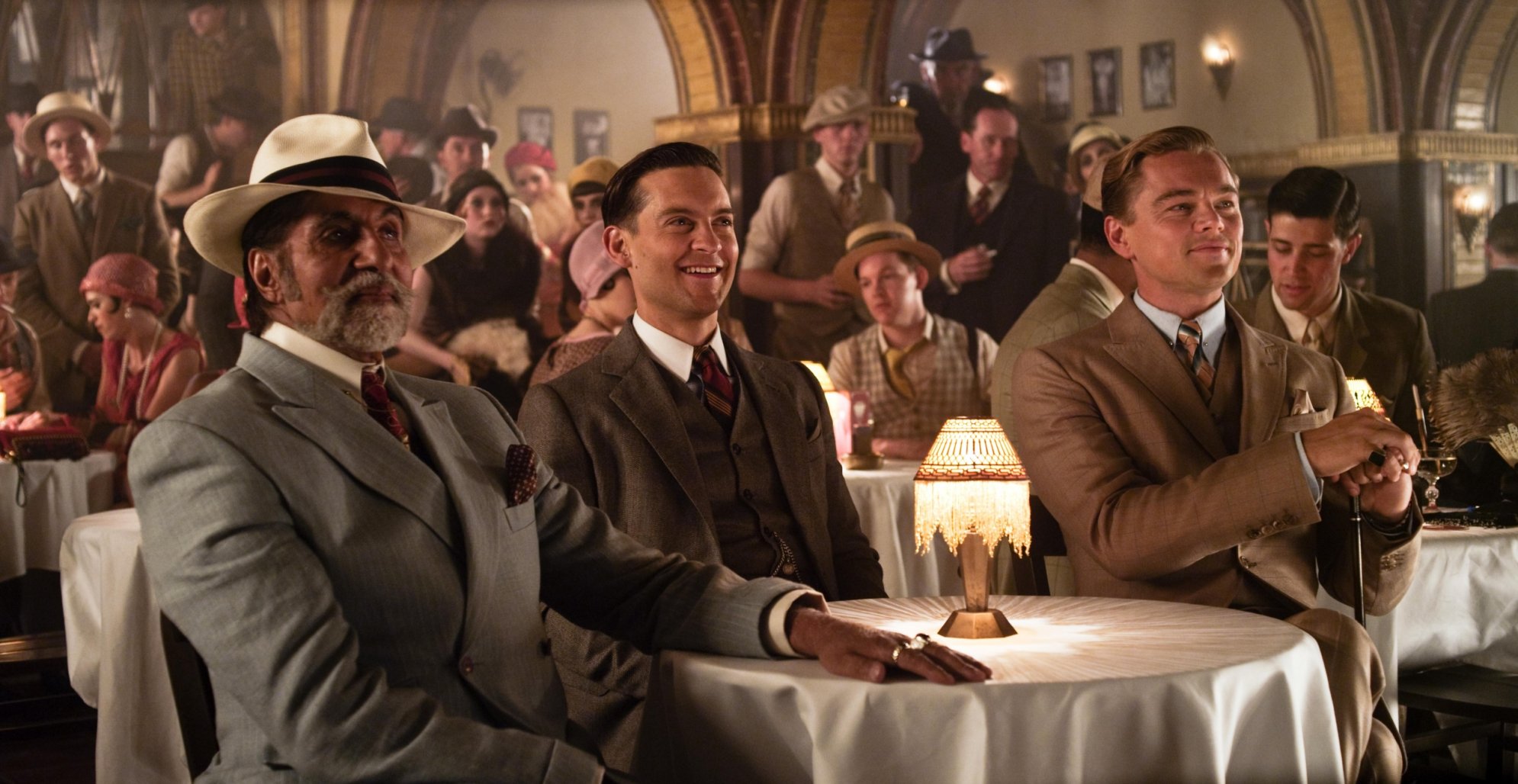 Amitabh Bachchan, Tobey Maguire és Leonardo DiCaprio A nagy Gatsby egy jelenetében - forrás: port.hu