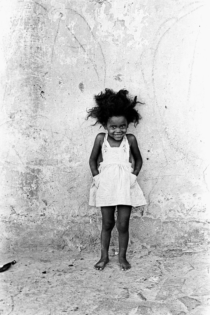 Fal előtt pózoló lány, 1973 - fotó: Juhan Kuus © Juhan Kuus Documentary Photo Centre