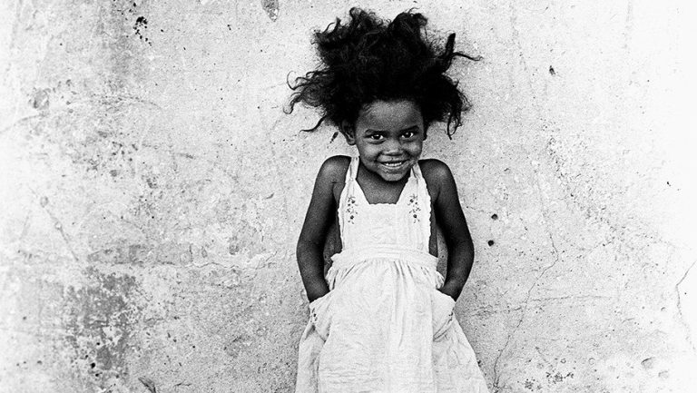 Fal előtt pózoló lány, 1973 - fotó: Juhan Kuus © Juhan Kuus Documentary Photo Centre