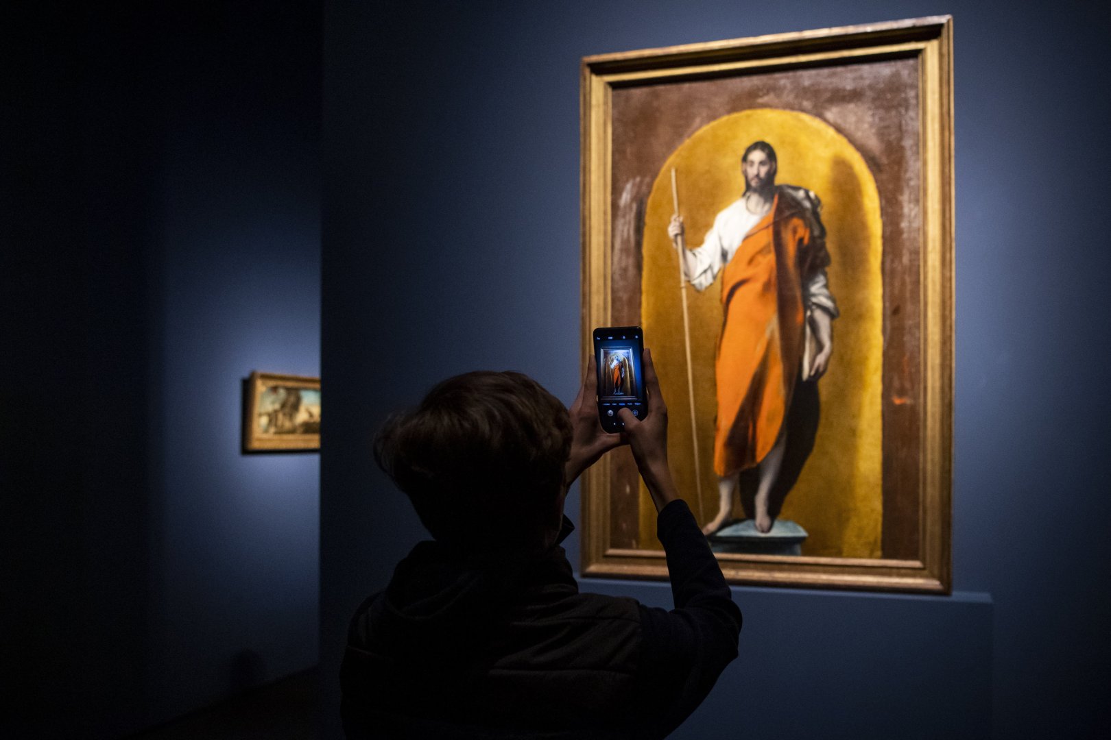 Résztvevő az El Greco a Szépművészetiben című kiállításán - forrás: MTI/Balogh Zoltán