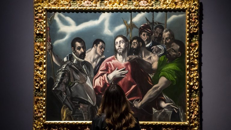 Résztvevő az El Greco a Szépművészetiben című kiállításán - forrás: MTI/Balogh Zoltán