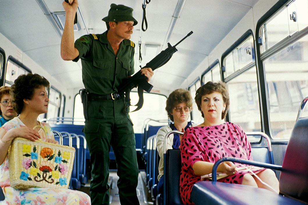 Biztosított buszjárat, 1986 - fotó: Juhan Kuus © Juhan Kuus Documentary Photo Centre