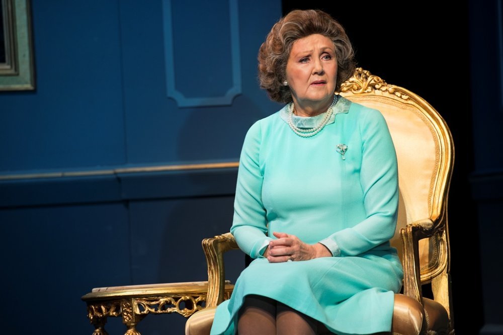 Halász Judit II. Erzsébetként az Audiencia című darabban - forrás: Vígszínház