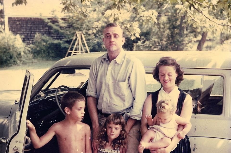 Vonnegut, felesége, Jane és gyerekeik balról jobbra): Mark, Edith és Nanette 1955-ben - forrás: wikipedia