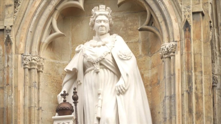 II. Erzsébet brit uralkodó szobra Yorkban - forrás: YouTube