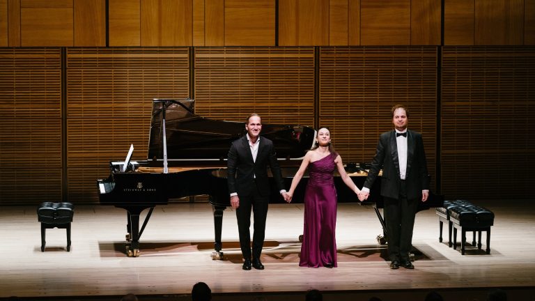 Varga Gábor, Polgár Éva és Borbély László a Zankel Hall (Carnegie Hall) színpadán New Yorkban, 2022. november 27-én - fotó: Fadi Kheir