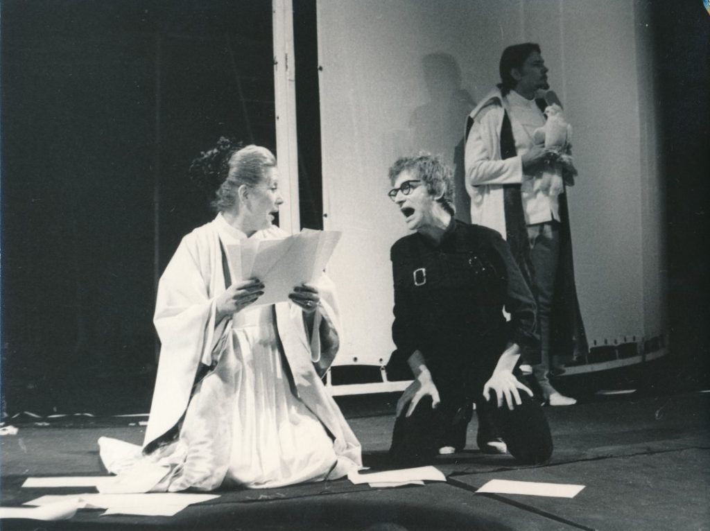 Kern András és Ruttkai Éva a Minden jó, ha a vége jó című előadáson, Vígszínház, 1979. - forrás: Vígszínház Archívum