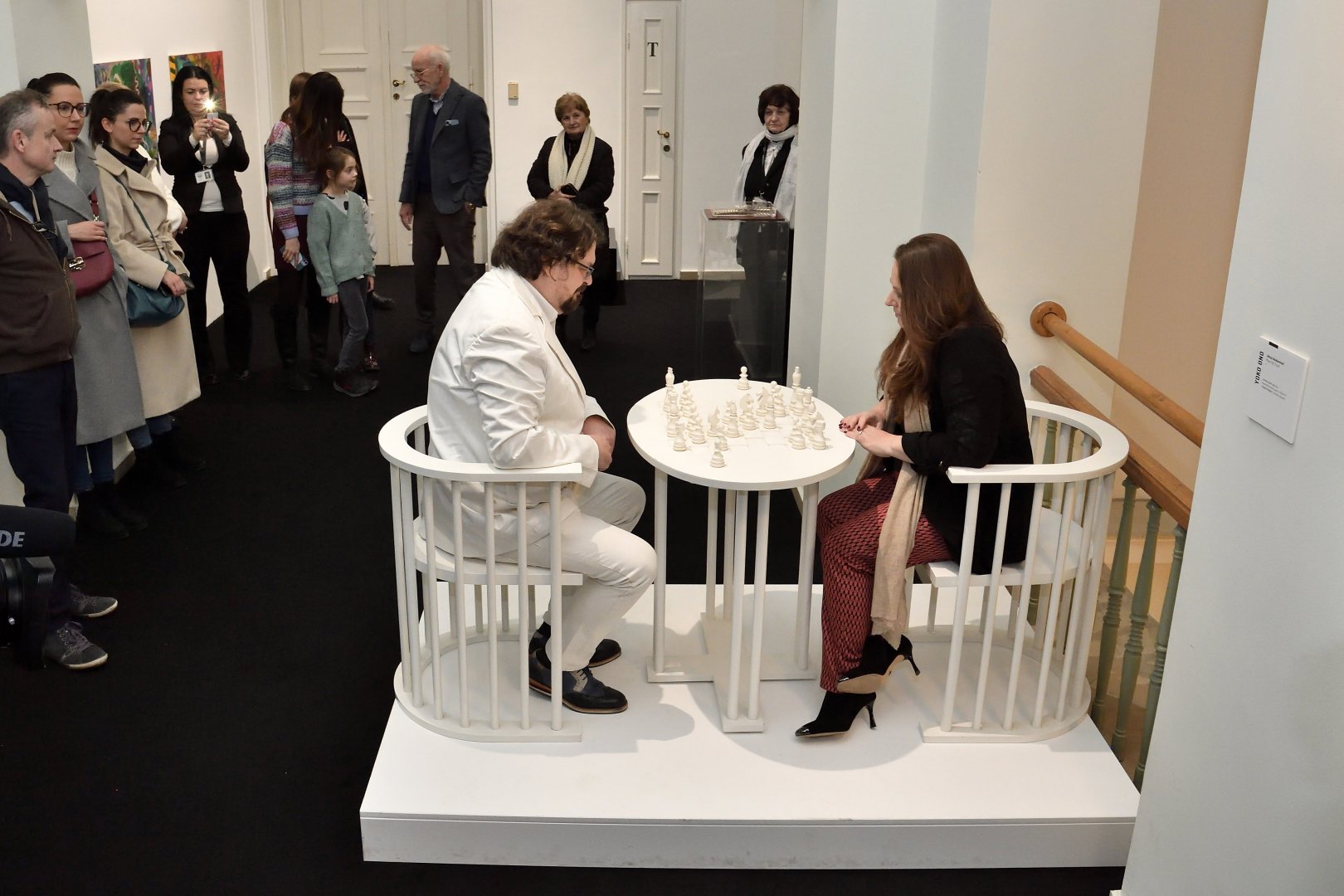Polgár Judit nemzetközi sakknagymester és Gulyás Gábor kurátor performansza - fehér mezőkön fehér bábukkal játszanak egy sakkpartit - a Magyar Nemzeti Múzeum A háborúnak vége! Ha akarod - Tribute to Yoko Ono című kamarakiállításán - forrás: MTI/Lakatos Péter