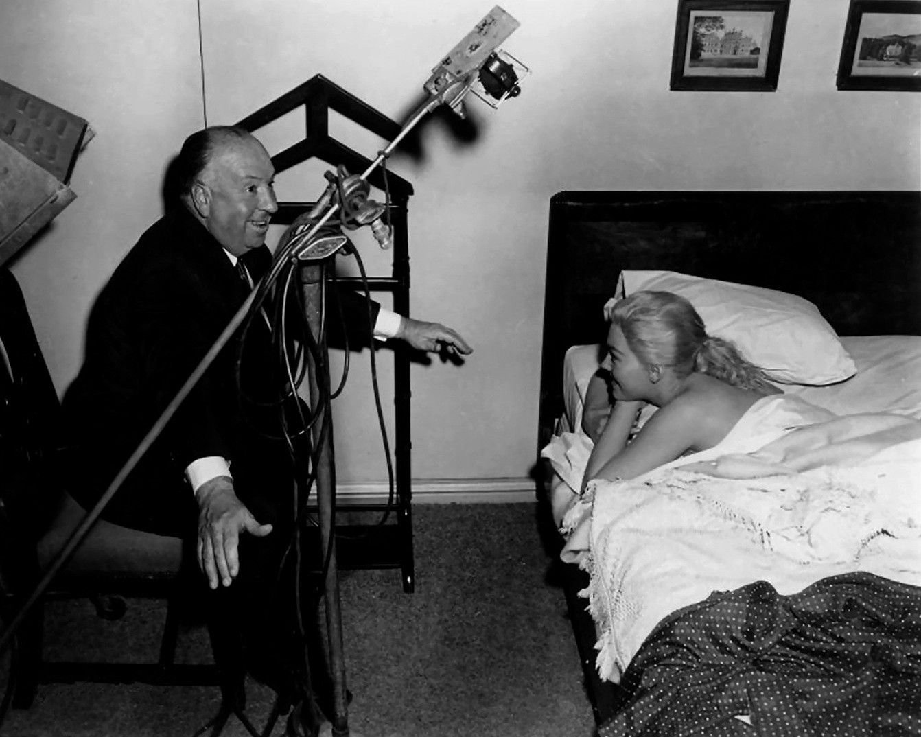 Alfred Hitchcock és Novak a Szédülés (1958) forgatásán - forrás: wikipedia