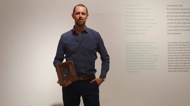 Móricz-Sabján Simon a díjjal - forrás: Capa Központ