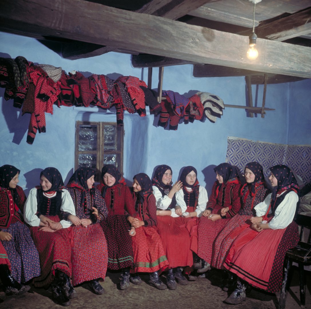 Korniss Péter: Lányok a forrószegi táncházban (1971)