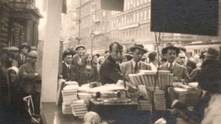 József Attila az 1934-es Könyvhéten a Blaha Lujza téren. Fotó: Hirsch Hugó Forrás: Harsányi Sulyom László