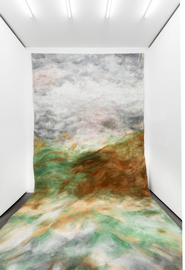 Raul Walch: Down To Earth, 2020; filc, földpigment, akrilfesték, 740 x 400 cm, az EIGEN + ART Leipzig/Berlin Galéria jóvoltából - fotó: Uwe Walter, Berlin