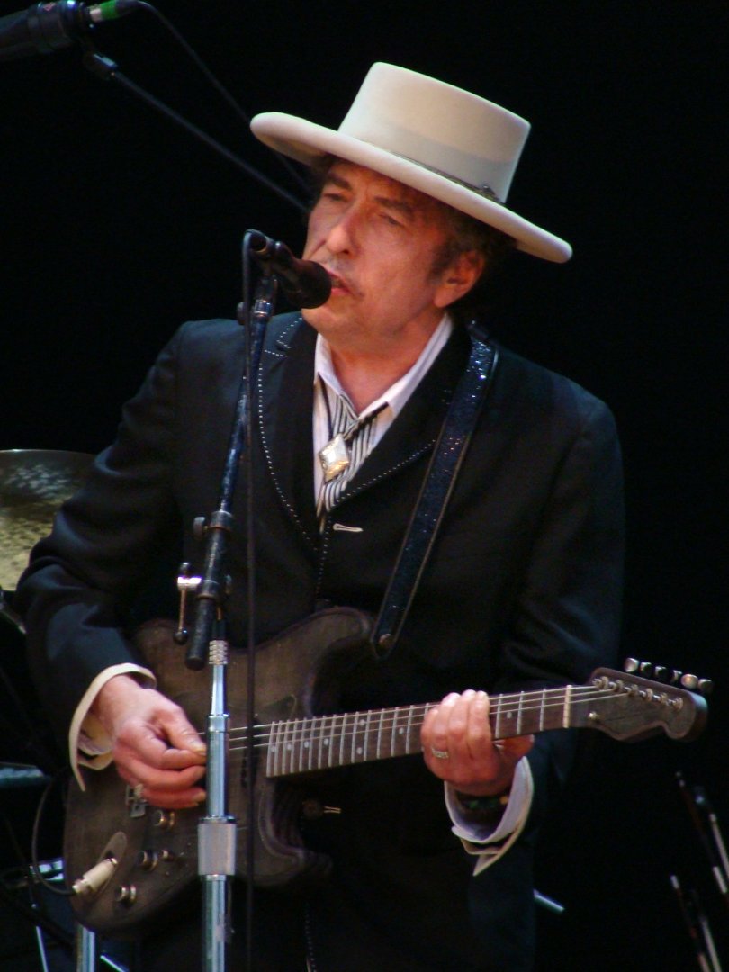 Bob Dylan koncert közben 2010-ben - forrás: wikipedia