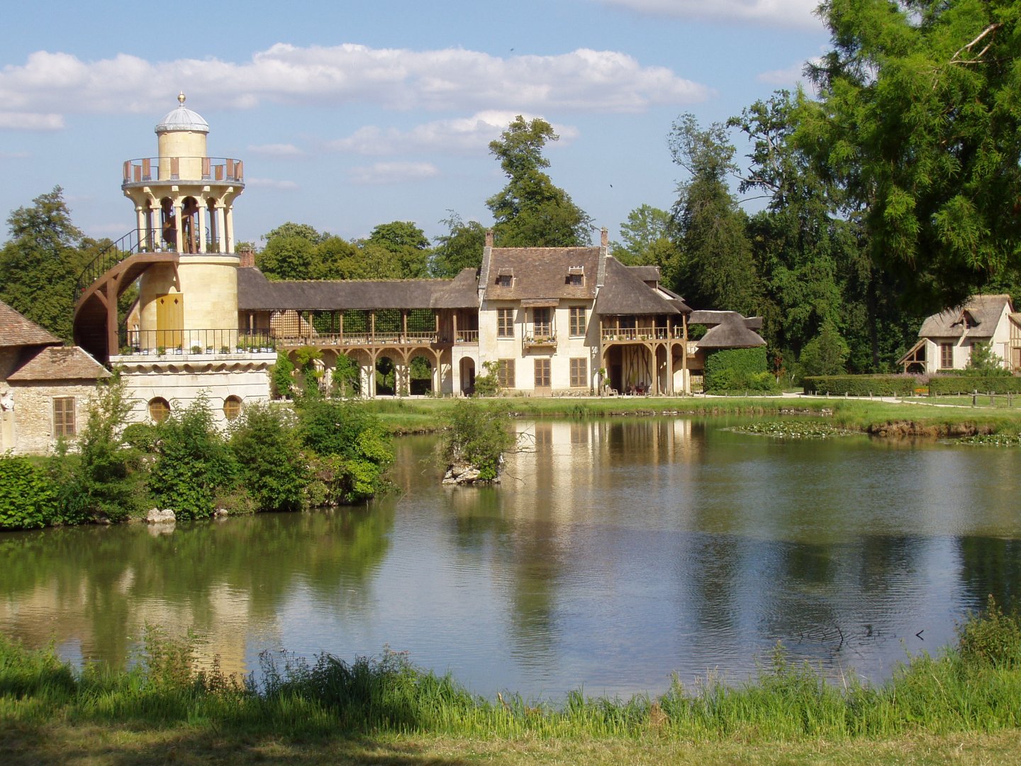 Hameau de la Reine (A királyné falva) néven ismertté vált arborétumot - forrás: wikipedia