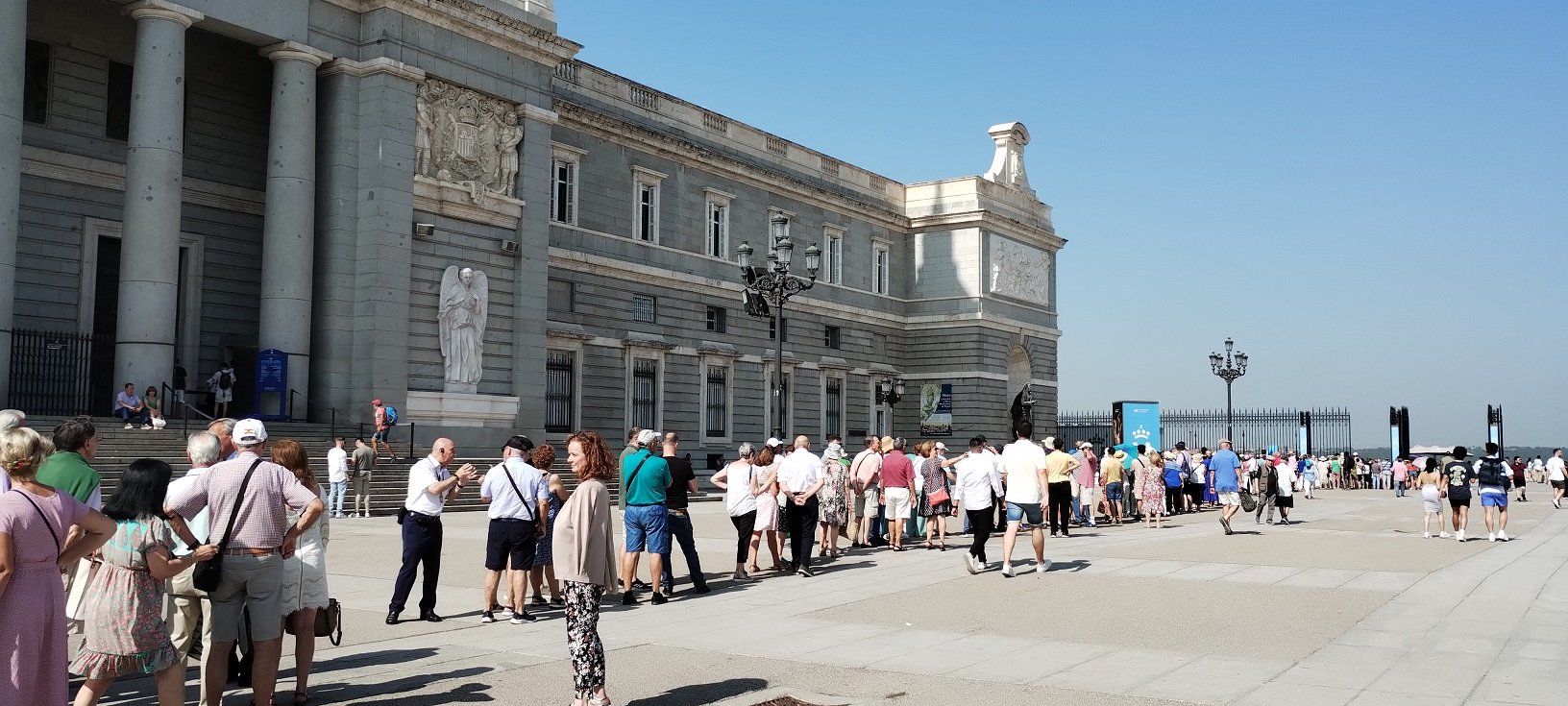 Hatalmas tömeg várakozott a belépésre a Királyi Gyűjtemények Galériájának megnyitásakor - fotó: Marton Ildikó/KultúrExpress