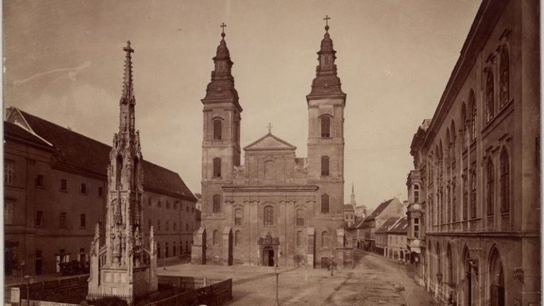 Az Eskü tér a Belvárosi templommal, jobbra a plébánia homlokzata (1880 k.) - forrás: Klösz György felvétele / FSZEK Budapest Gyűjtemény