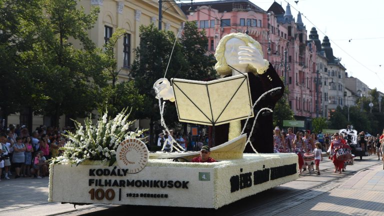 A Kodály Filharmonikusok kompozíciója a debreceni virágkarneválon 2023. - fotó: MTI/Balázs Attila