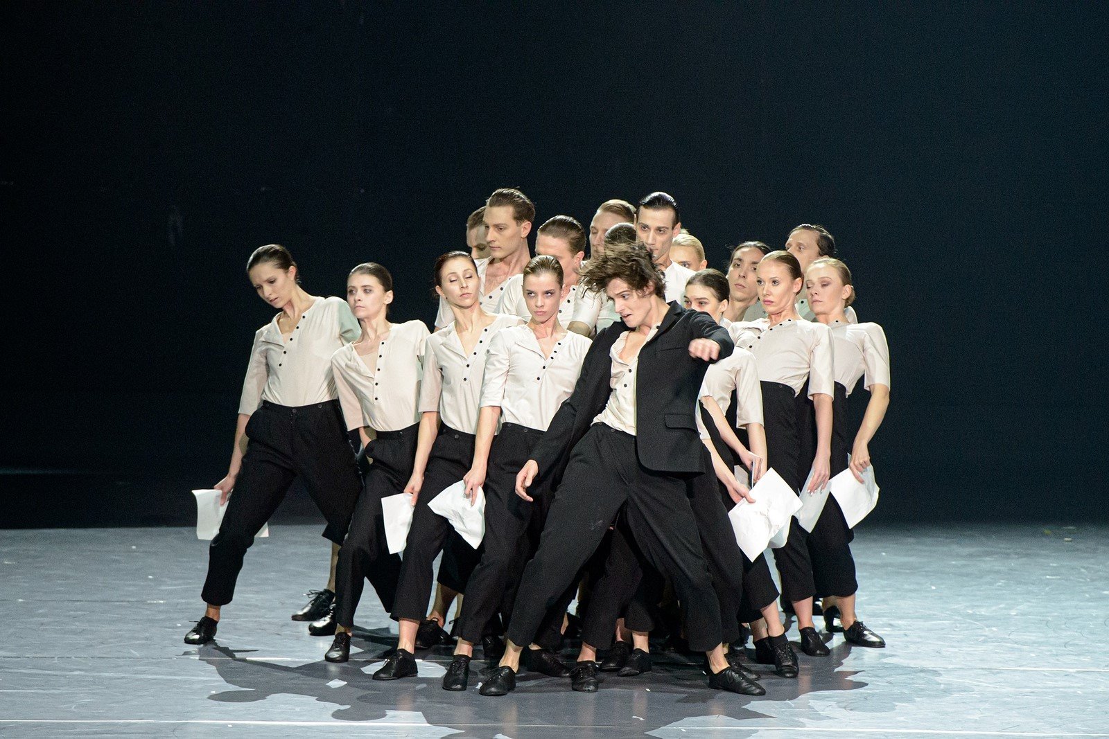 A Litván Nemzeti Balett Kafka: A per című előadása 2022-ben - fotó: LNOB