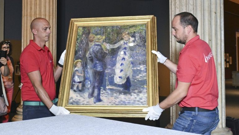 Kicsomagolják Pierre-Auguste Renoir A hinta című olajfestményét a Szépművészeti Múzeumban 2023. szeptember 12-én. Első alkalommal nyílik Magyarországon a francia impresszionista festő életművét bemutató, átfogó kiállítás, amely szeptember 22-től látogatható. MTI/Koszticsák Szilárd