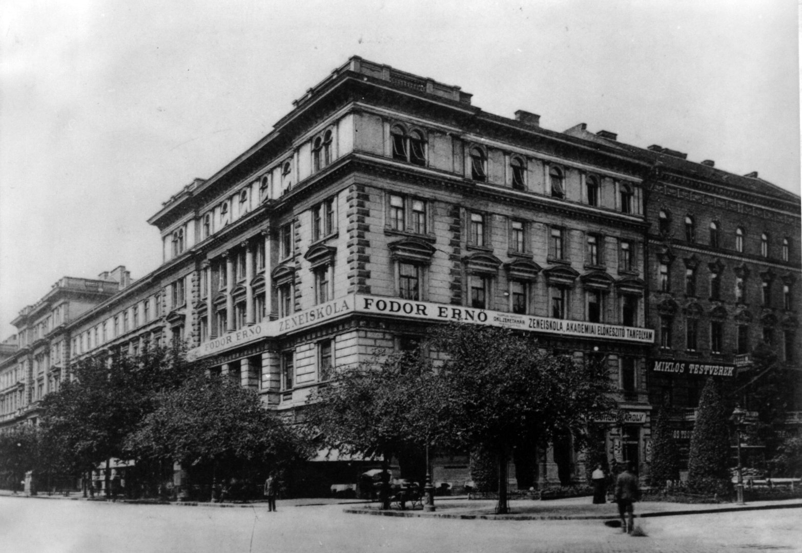 Az Andrássy úti épület 1975-ig volt a Fodor, korábbi nevén a VI. Kerületi, (ma Tóth Aladár Zeneiskola) otthona