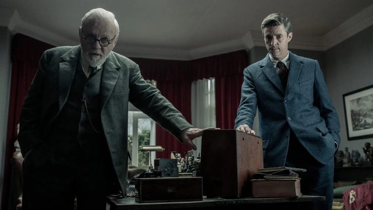 Anthony Hopkins és Matthew Goode a Freud's Last Session című filmben - forrás: IMDb