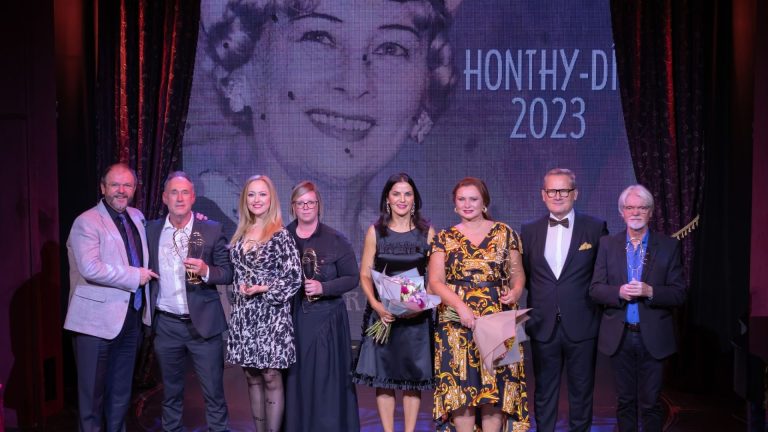 A Honthy-díjazottak Kiss-B. Atillával, Eleni Koranival és Molnár Zoltánnal - fotó: Janus Erika