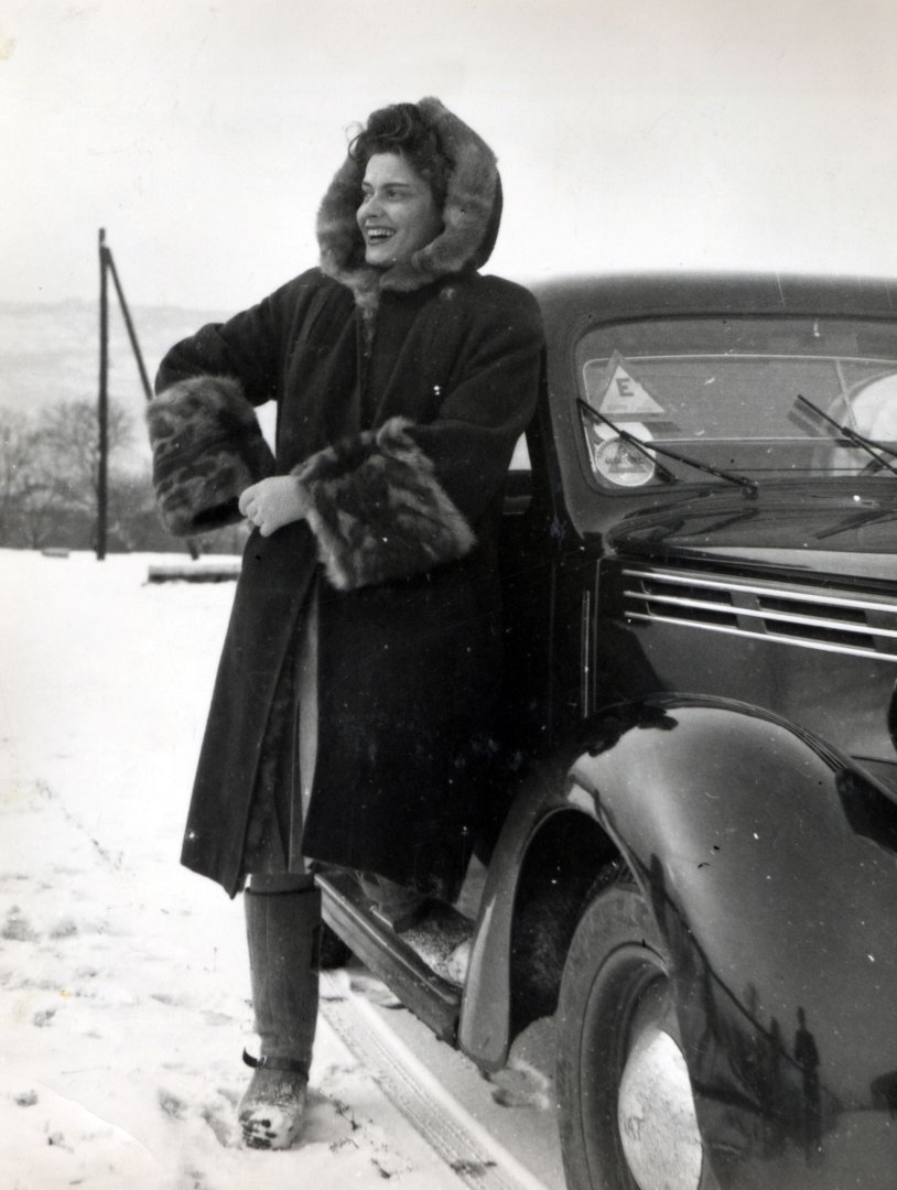 Téli divatfotó Fiattal, 1942 - fotó: Országos Színháztörténeti Múzeum és Intézet / Fotótár