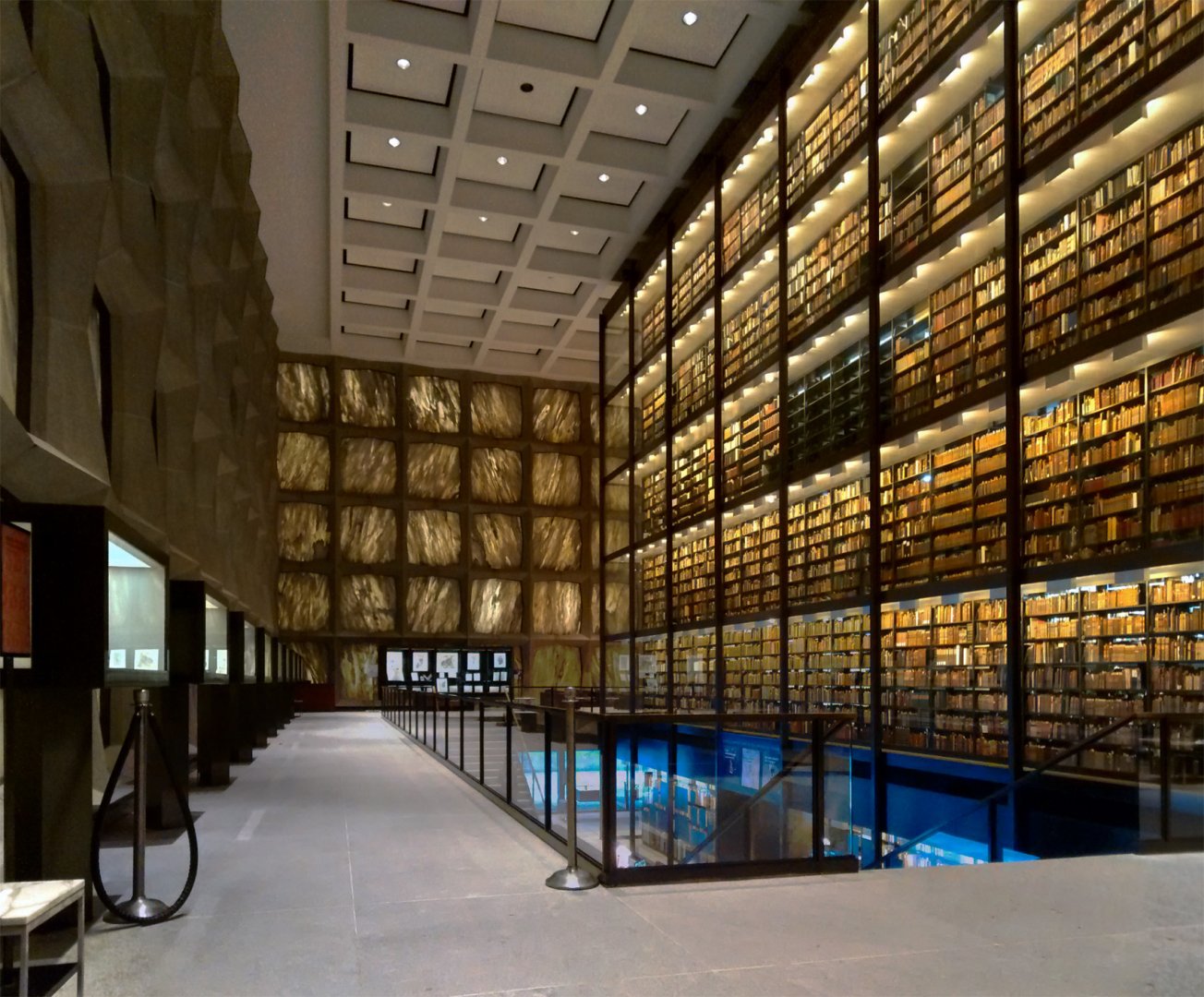 Yale University Ritka Könyveket és Kéziratokat gyűjtő Beinecke Könyvtárának belső tere - forrás: wikipedia